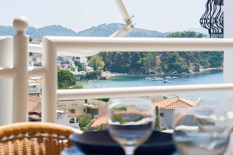 Ποτήρια σε τραπέζι μπαλκονιού με θέα στη θάλασσα