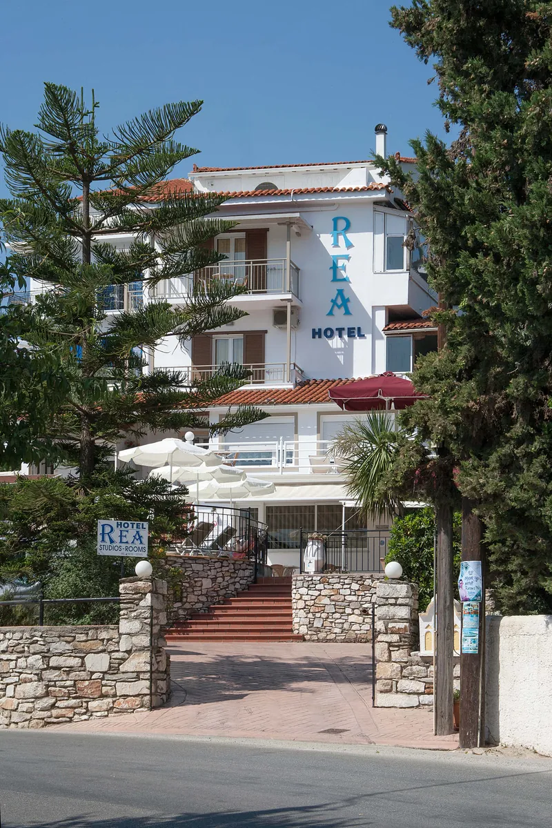 Το λευκό ξενοδοχείο ανάμεσα στα δέντρα