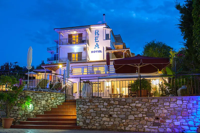 Το ξενοδοχείο φωτισμένο το σούρουπο
