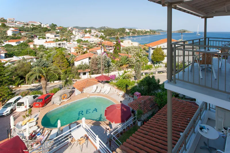 Η πισίνα και η θάλασσα από ψηλά