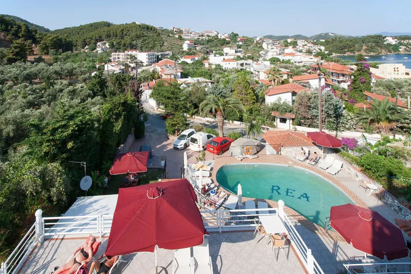 Κόκκινες ομπρέλες και η πισίνα, από ένα μπαλκόνι