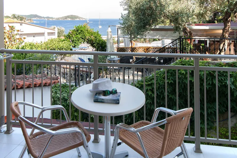 Τραπέζι μπαλκονιού ανάμεσα στις κορυφές των δέντρων