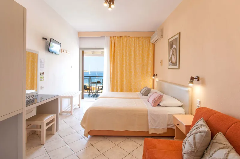 A studio with its balcony open to the sea